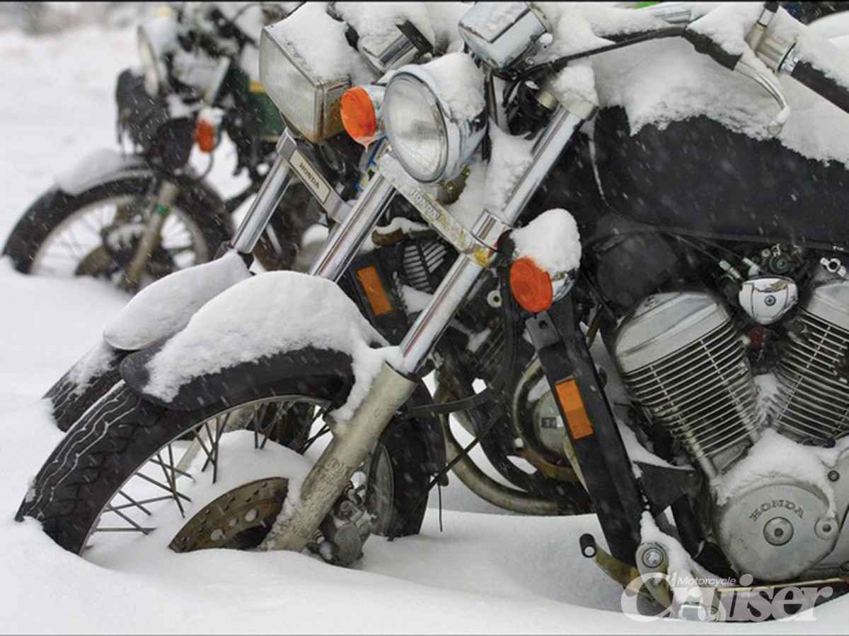 Консервация мотоцикла в коробочки. Законсервированный мотоциклист. Консервация мотоцикла на зиму. Как законсервировать мотоцикл на зиму в холодном гараже. Как консервировать мотоцикл на зиму.